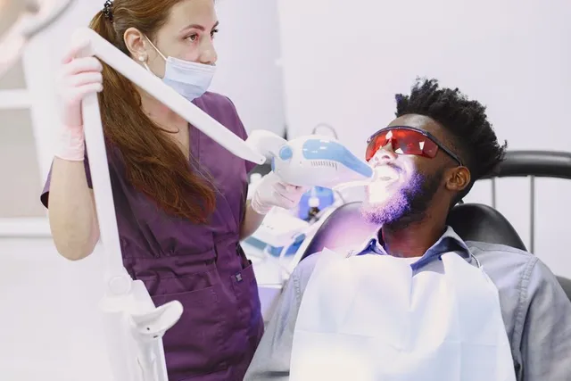 Blanqueamiento dental con lámpara en clínica