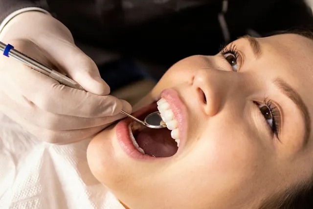 Revisión de encías en el gabinete dental